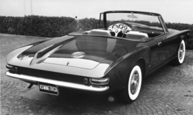 Ghia Asimmetrica (1961) - stammt indirekt vom Plymouth XNR ab, ist aber wesentlich dezenter gezeichnet