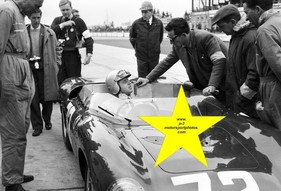 Giancarlo Baghetti anlässlich der 1000 km auf dem Nürburgring im Gespräch mit Ferrari Chefkonstrukteur Mauro Forghieri im Jahr 1962