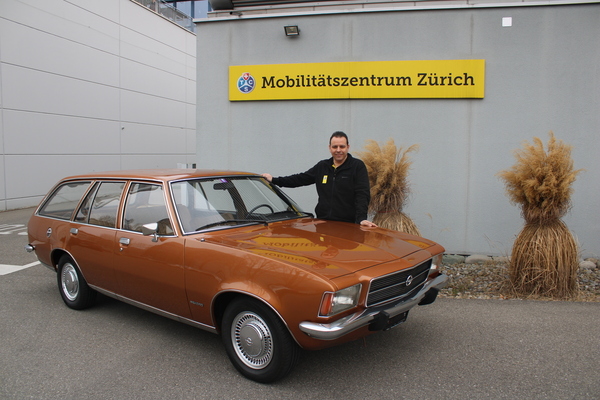 Bild: Gianni Santostefano mit einem beim TCS erfolgreich geprüften Veteranen