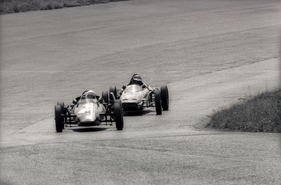Giganten Duell - Lauda (vorne) und Marko liefern sich 1969 am Ring ein gnadenloses Gefecht.