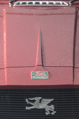 Gilbern Invader Mk III (1973) - Gilbern-Zeichen auf dem Kühler und auf der Motorhaube