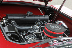 Gilbern Invader Mk III (1973) - der V6 sitzt tief und relativ weit hinten im Motorraum