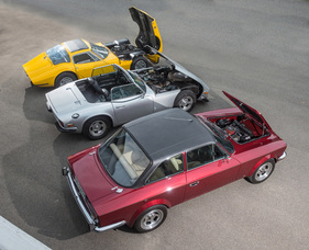 Gilbern Invader Mk III (1973) - drei Autos von drei Marken, alle mit demselben Ford Essex-V6-Motor, im Hintergrund TVR 3000 S von 1978 und Marcos 3 Litre von 1969