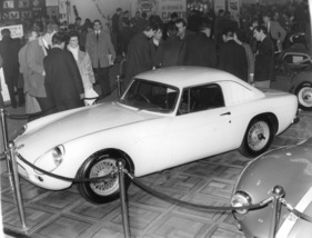 Ginetta G10 (1966) - die grössere Frontmotor-Ginetta auf dem Stand der London Motor Show 1966, rechts davon knapp sichtbar eine G4