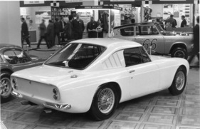 Ginetta G10 (1966) - knapp geschnittenes Coupé auf der Motor Show, links knapp sichtbar eine Hardtop-Version der G4