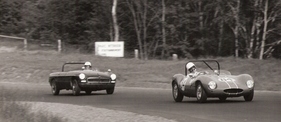 Ginetta G4 (1964) - vorbei an einem MG in St Jouite im Jahr 1966