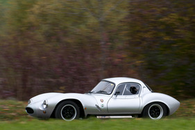 Ginetta G4 - die ganze Motorhaube kann heruntergeklappt werden