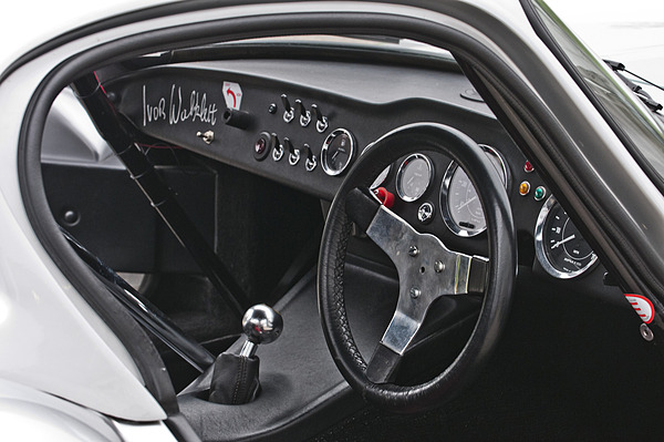 Ginetta G4 - in Chrom eingefasste Instrumente und Kippschalter - so sahen Sportwagen in den Sechzigerjahren innen aus
