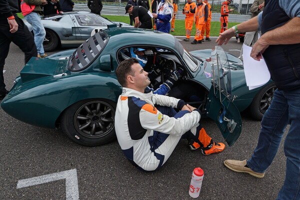Ginetta G4R - Spa Six Hours 2025 - Bei der Ginetta G4R macht es nicht viel in der Höhe aus, ob man auf dem Boden oder im Auto sitzt.