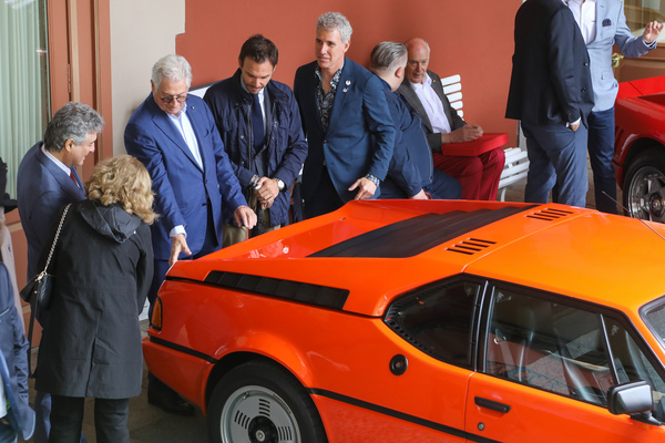 Giorgetto Giugiaro schaut sich den BMW M1 an, den er einst zeichnete - Concorso d'Eleganza Villa d'Este 2023