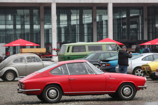 Glas 1300 GT (1964) - rotes Coupé auf dem Besucherparkplatz - Motorworld Classics Bodensee 2022