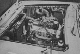 Glas 1500 (1964) - Nach vorn öffnet sich die Motorhaube. Übersichtliche, gut zugängliche Anlage. Vorne am Motor gekapselter Zahnriemenantrieb für die obenliegende Nockenwelle.