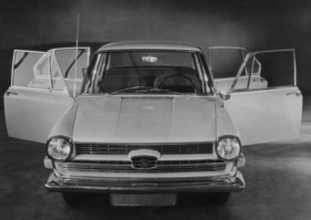 Glas 1500 (1964) - Vier besonders breite Türen ermöglichen den bequemen Einstieg zu allen Plätzen des geräumigen Innenraumes.