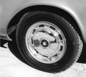 Glas 2600 V8 (1965) - verchromte Radkappen