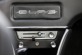 Glas 3000 V8 Coupé (1968) - Glas-Schriftzug auf der Radioabdeckung
