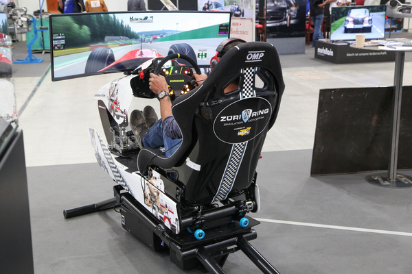 Gleich an mehreren Ständen hatte "Züriring Motodrom" seine Rennsimulatoren aufgestellt – Swiss Classic World Luzern 2022