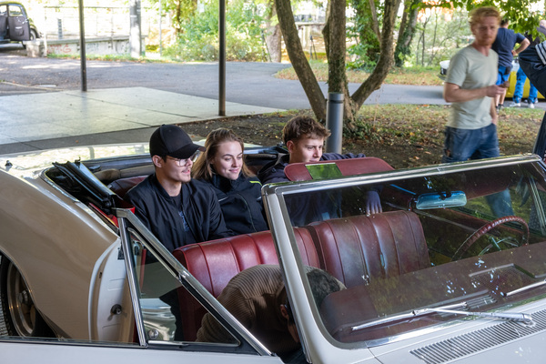 Gleich drei Lernende machten es sich auf der Rückbank des Chevrolet Chevelle Cabrio gemütlich – 8. Autos von Dazumal 2023