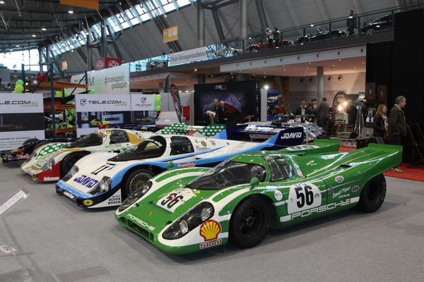 Gleich drei Porsche-Prototypen, ein 917 und zwei 962, waren hier zum Verkauf angeboten - Retro Classics Stuttgart 2020