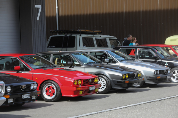 Gleich vier Alfa Romeo GTV6 in Reih und Glied trifft man eigentlich sonst nur an Alfa-Treffen an - 6. Lägern Classic 2023