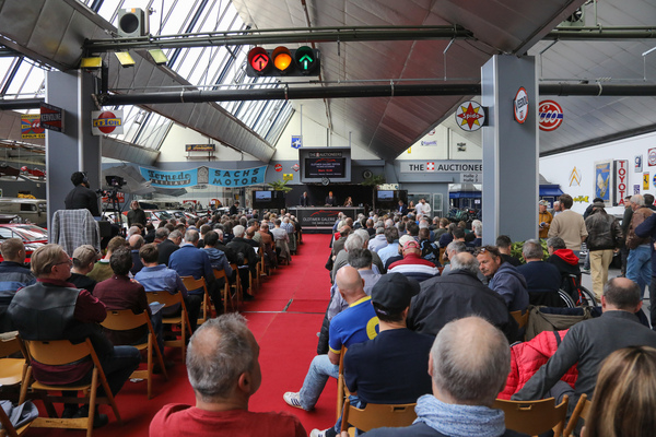 Gleich wird das erste Lot versteigert - Versteigerung der Oldtimer Galerie Toffen am 22. März 2025
