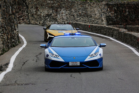 Glück gehabt: Als der Tross am Hotel Schöne Aussicht zu Trafoi endlich startete, hatten sich die Wolken verzogen. Den Auftakt macht ein Lamborghini Gallardo der Polizia mit einer Kontrollfahrt.