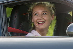 Glückliche Beifahrerin im Porsche Renntaxi - Impressionen von der Bergprüfung Altbüron 2017
