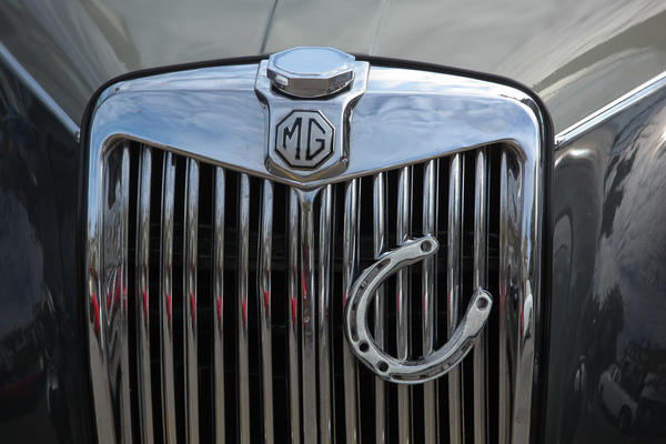 Glücksbringer auf dem Kühler eines MG - Swiss Classic British Car Meeting Morges 2017