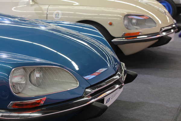 Göttinnen mit ihrer bekannten Schnauze - Citroën DS bei Classic Trader - Retro Classics Bavaria 2017 in Nürnberg