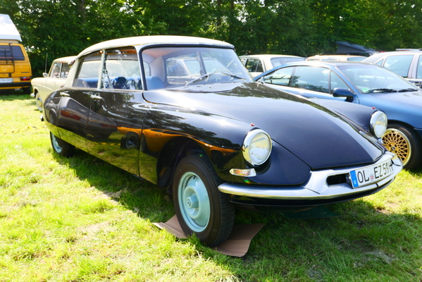 Göttlich: frühe Citroën DS, dem Kennzeichen nach zu urteilen mit Erstzulassung 1959 – Bockhorner Oldtimermarkt 2025