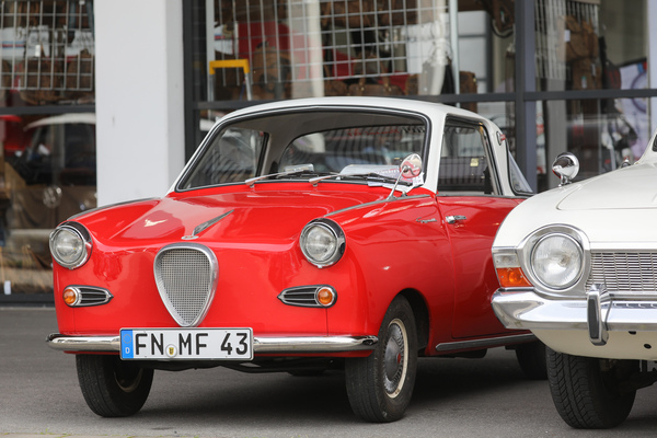 Goggombil Coupé in Rot-Weiss auf dem Besucherparkplatz - Klassikwelt Bodensee 2023
