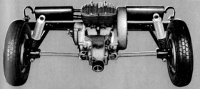 Goggomobil (1955) - Der Zweizylinder-Heckmotor hat zwei Auspufftöpfe, Differential und Getriebe liegen in einem Block Goggomobil (1955) - Der Zweizylinder-Heckmotor hat zwei Auspufftöpfe, Differential und Getriebe liegen in einem Block