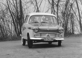 Goggomobil T 600 (1958) - beim Fahrtest, gut zu sehen ist die Kühlerabdeckung, die im Winter dafür sorgen sollte, dass der Motor genügend warm werden konnte