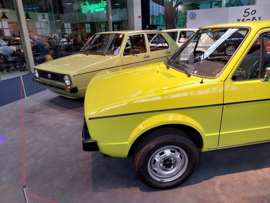 Golf I in mehr oder weniger schrillen Farben – Sonderausstellung "50 Years of Golf" in der Autoworld Brüssel