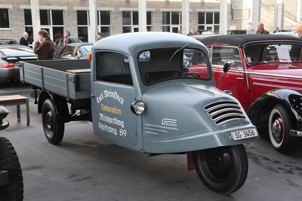 Goliath Dreirad vor den Hallen - an der Oldtimermesse St. Gallen