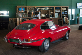 Goodtimer Oldtimer Zentrum Ostschweiz - Kleiderboutique mit attraktivem E-Type Goodtimer Oldtimer Zentrum Ostschweiz - Kleiderboutique mit attraktivem E-Type