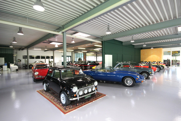 Goodtimer Oldtimer Zentrum Ostschweiz - Mini zwischen Porsche 912 und Jaguar E Type