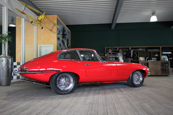 Goodtimer Oldtimer Zentrum Ostschweiz - der E-Type passt sehr gut in die Kleider-Boutique