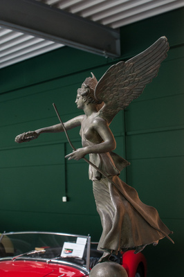 Goodtimer Oldtimer Zentrum Ostschweiz - eine originale Bugatti-Statue aus dem Jahr 1942 dekoriert den Empfangsbereich