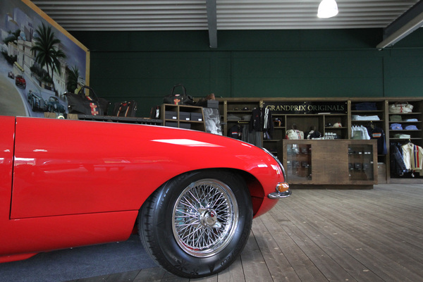 Bild: Goodtimer Oldtimer Zentrum Ostschweiz - es werden Bekleidung von Grand Prix Originals, Heinz Bauer und Uhren von Hanhart, sowie Oldtimerzubehör angeboten