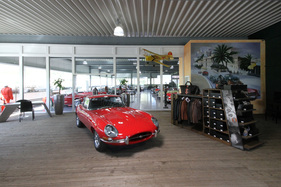 Goodtimer Oldtimer Zentrum Ostschweiz - grosszügiger Kundenempfang mit einem E-Type in der Mitte Goodtimer Oldtimer Zentrum Ostschweiz - grosszügiger Kundenempfang mit einem E-Type in der Mitte