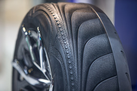Goodyear stellt auf dem Genfer Autosalon 2015 Reifentechnik der Zukunft vor, z.B. den energie-erzeugenden Reifen