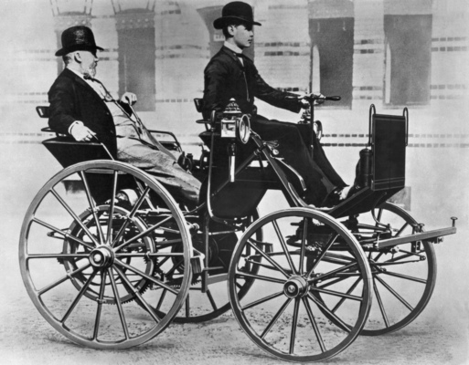 Bild: Gottlieb Daimler's Sohn Adolf am Steuer seiner Motorkutsche von 1886