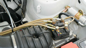 "Grand Turismo Injection" war die Zauberformel für eine freie linke Spur. Der Golf GTI war einer der ersten Kleinwagen mit der neuen Einspritzung und brachte es auf 110 PS.