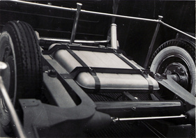 Grégoire 2 Litres (1947) - Blick auf Tank und Hinterachse des unverkleideten Chassis
