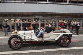 Gregoire Type 19-4 (1910) - unterwegs vor den Hallen mit begeisterten Beifahrern - Rétromobile Paris 2016