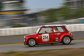 Gregor Nick auf Rover Mini (2000) mit Startnummer 254 - Kampf der Zwerge - Nürburgring Classic 2019