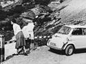 Grenzerfahrung der hochalpinen Sorte: noch ein Reklamefoto am Stelvio, hier mit neugierig-mutiger Dame sowie der „grossen Isetta“ BMW 600 anno 1957.