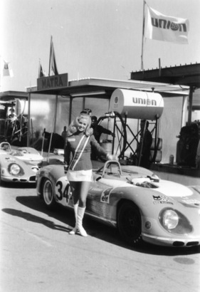 Grid Girl vor einem Matra MS 650