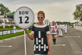 Grid Girls in stilechter Bekleidung - Impressionen vom Goodwood Revival 2015