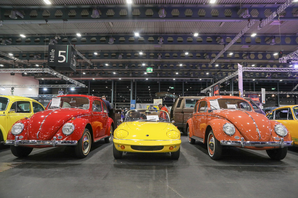 Bild: Grössenvergleich - Lotus Elan S3 und zwei VW Käfer - Bremen Classic Motorshow 2023